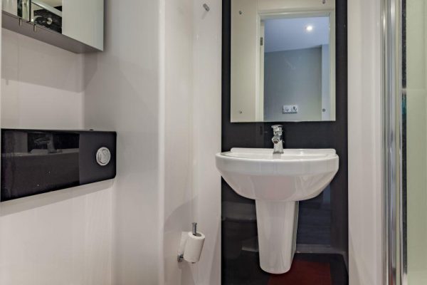 Oxford Brookes University bathroom