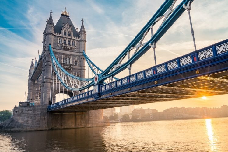 UK_704683438