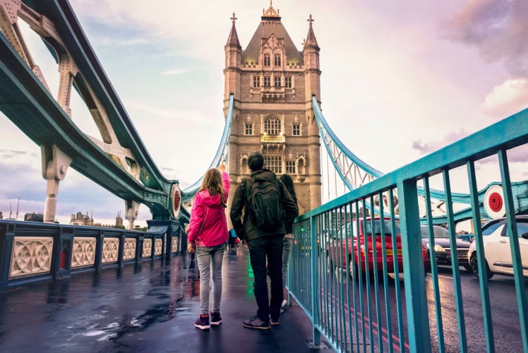 family on tower bridge Sol de Zuasnabar Brebbia GettyImages-867291416 rfc